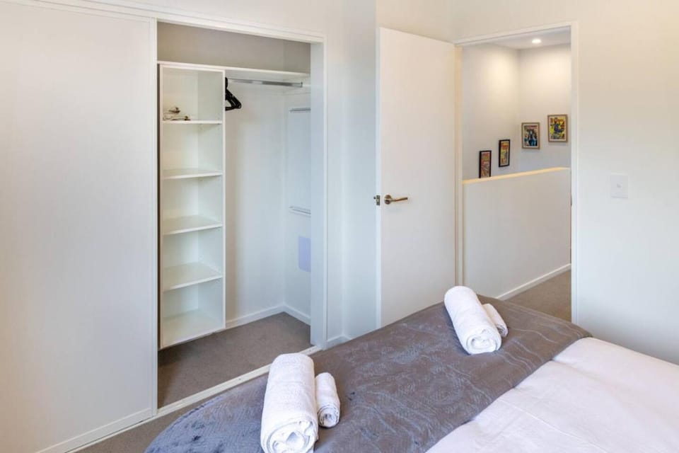 City Escape 2BR Home - Great Value & Walk to Stadium Apartment in Christchurch