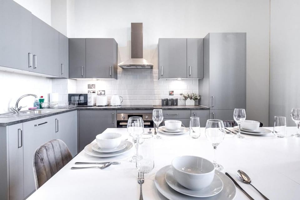 Luxury Penthouse with 3 Bedrooms, Pool Table and Parking in the City Apartment in Birmingham