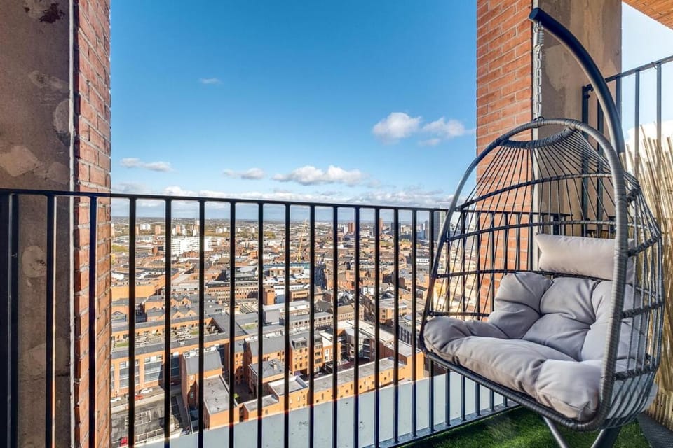 Luxury Penthouse with 3 Bedrooms, Pool Table and Parking in the City Apartment in Birmingham