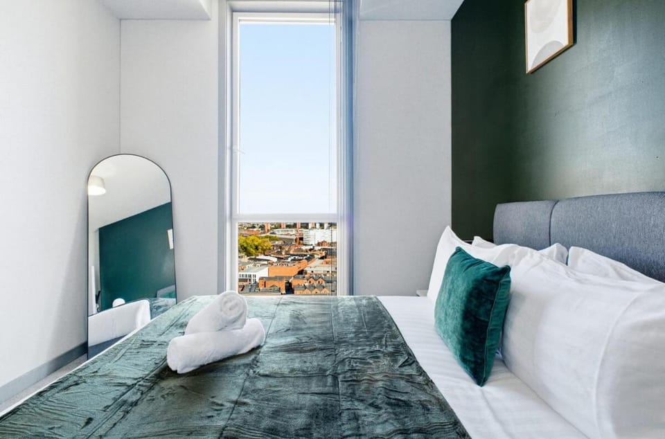 Luxury Penthouse with 3 Bedrooms, Pool Table and Parking in the City Apartment in Birmingham