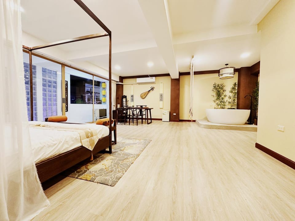 Bed, Living room, Photo of the whole room, Seating area, Bedroom