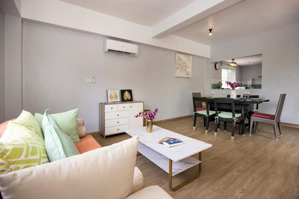 Kitchen or kitchenette, Living room, Seating area, Dining area, air conditioner