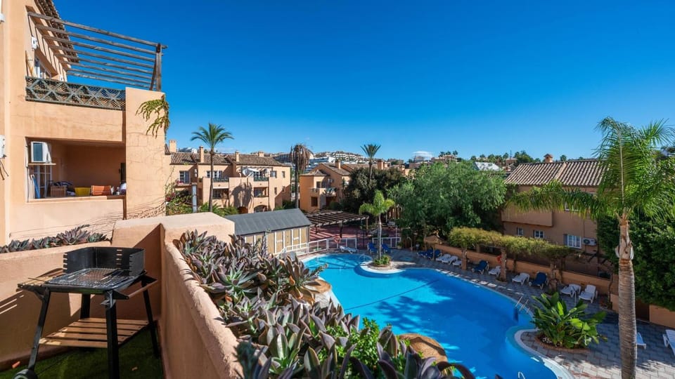 City view, Swimming pool, sunbed