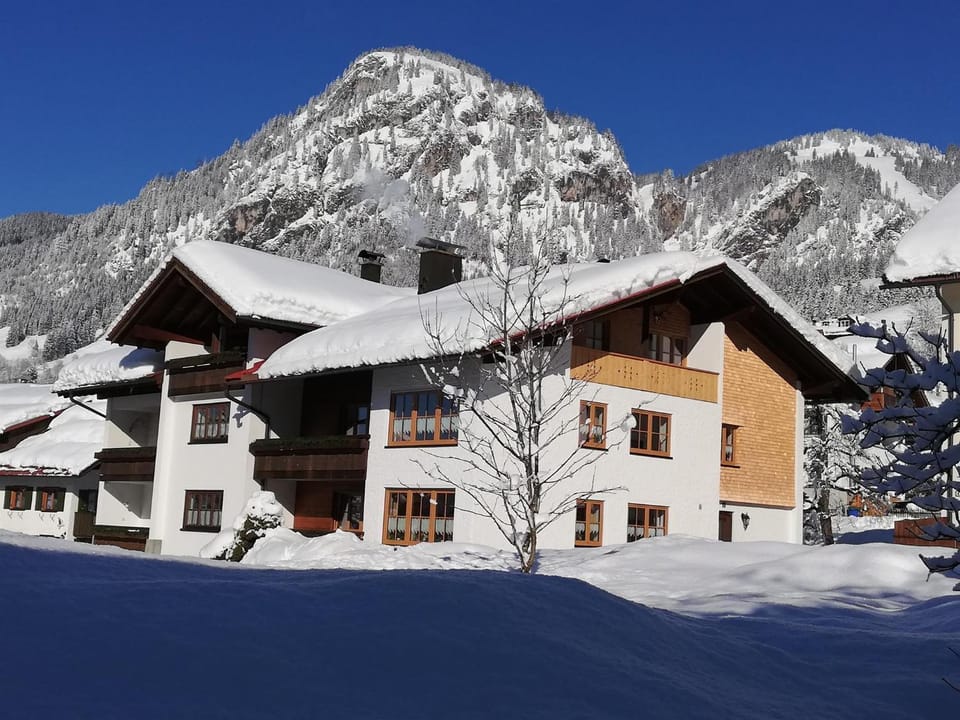 Property building, Day, Natural landscape, Winter, Mountain view