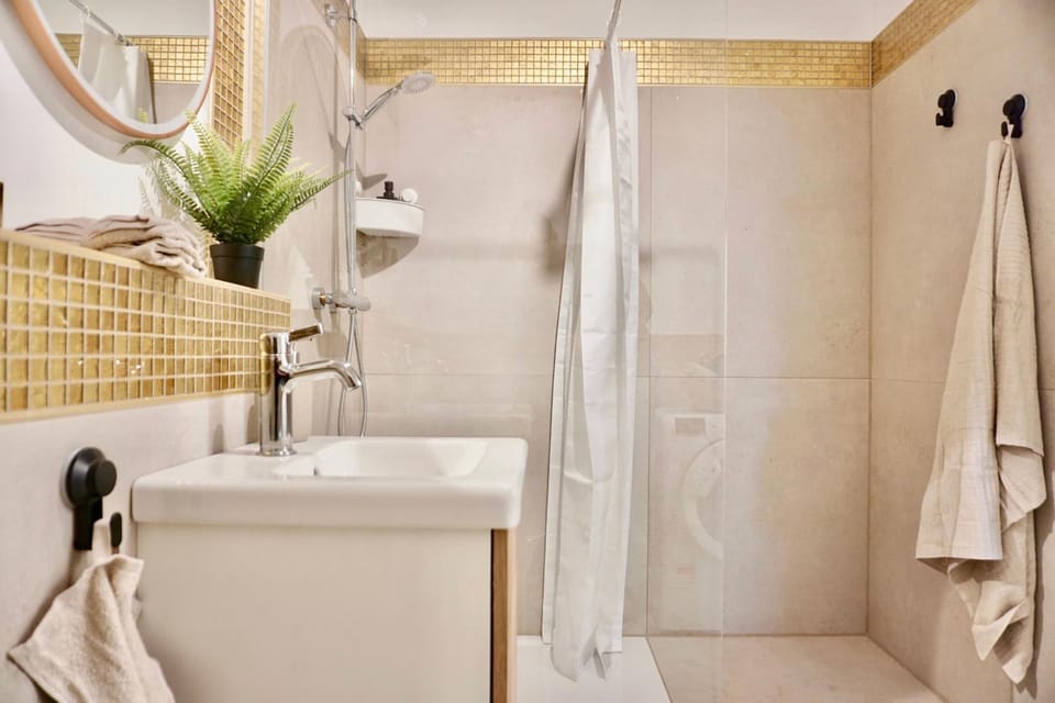 Shower, Toilet, Bathroom, towels