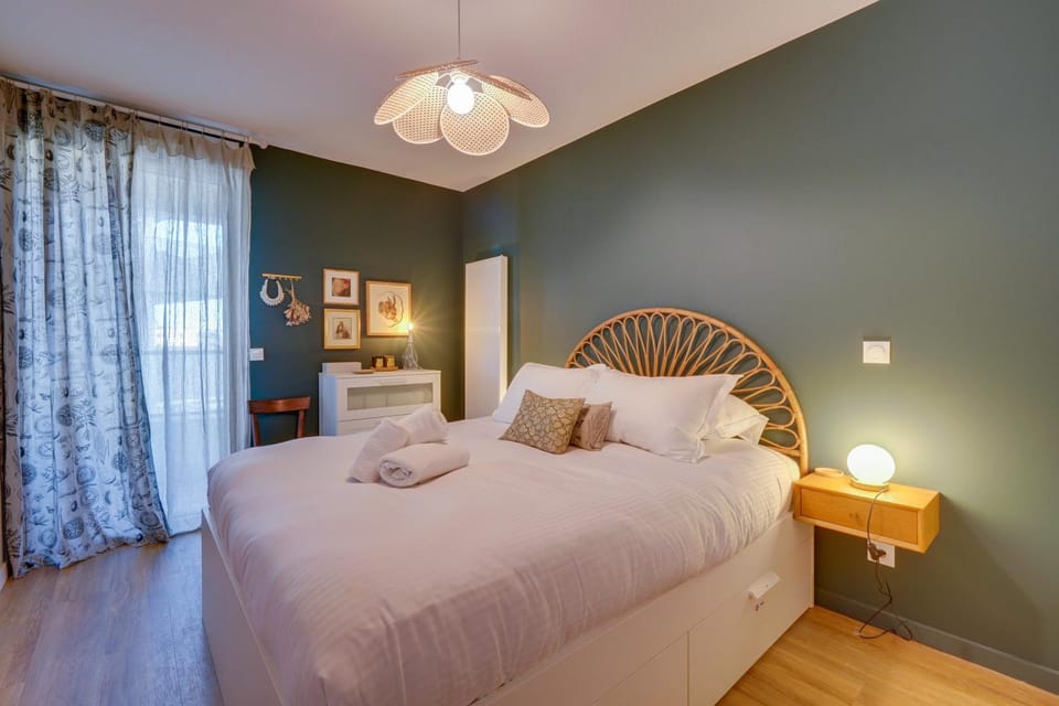 Photo of the whole room, Bedroom