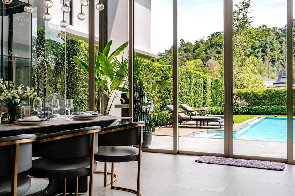 Dining area, Pool view