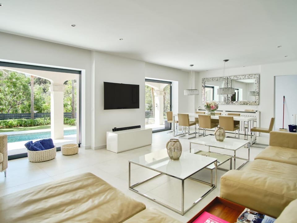 TV and multimedia, Living room, Dining area, Pool view