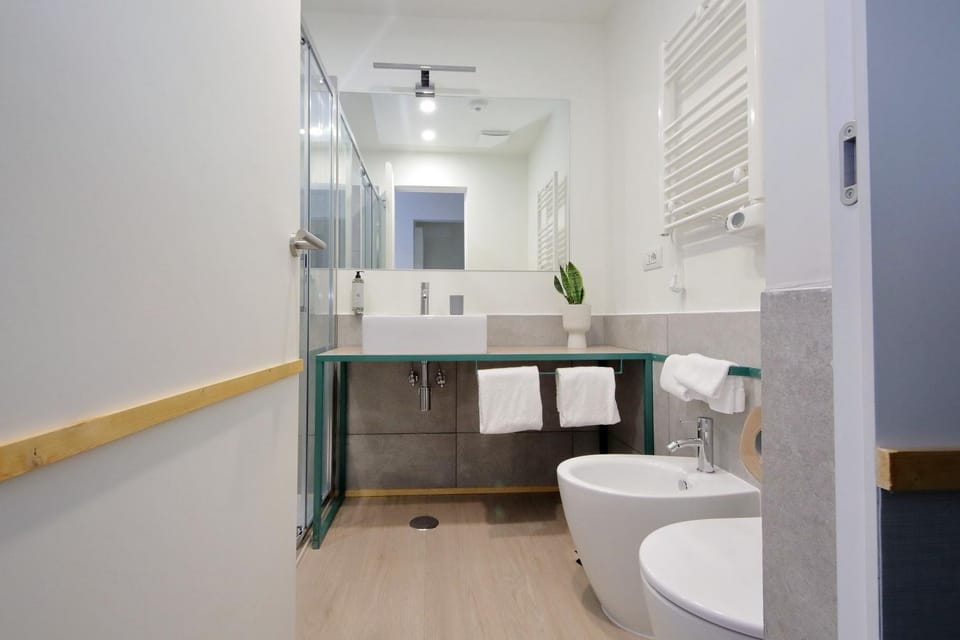 Shower, Toilet, Bathroom, bidet, towels