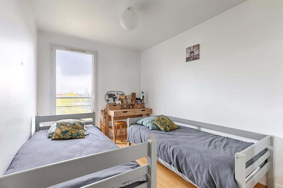 Photo of the whole room, Bedroom