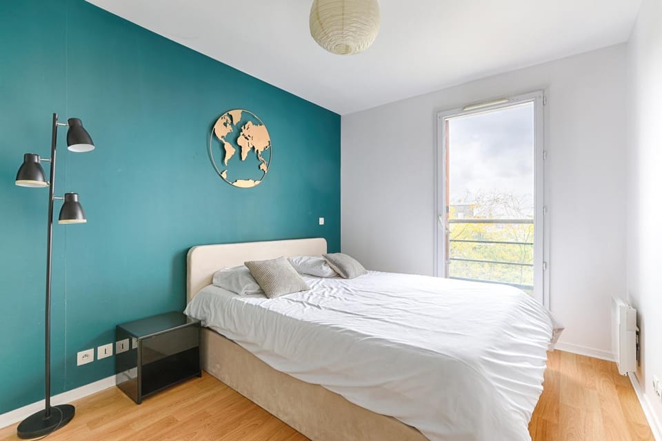 Photo of the whole room, Bedroom
