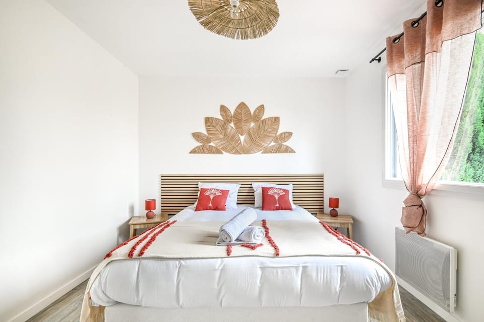 Photo of the whole room, Bedroom