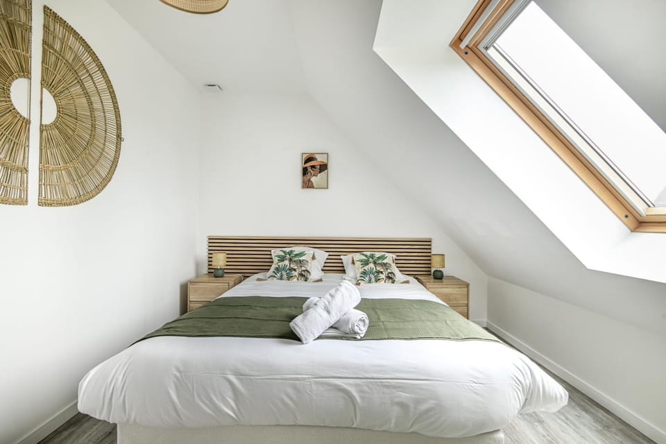 Photo of the whole room, Bedroom