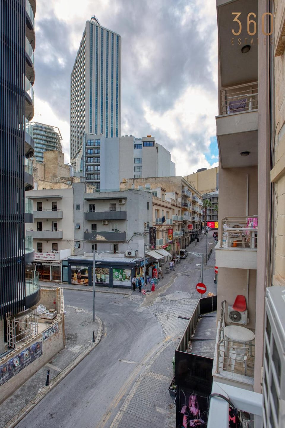 Day, Neighbourhood, City view, Street view, Location, Parking
