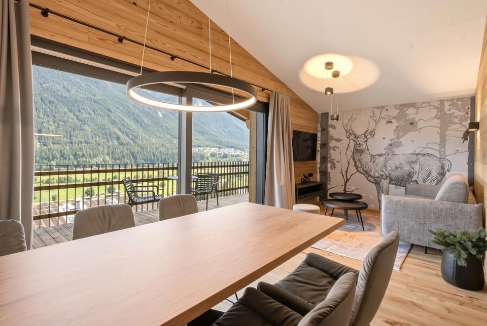 Natural landscape, TV and multimedia, View (from property/room), Balcony/Terrace, Living room, Seating area, Dining area, Mountain view