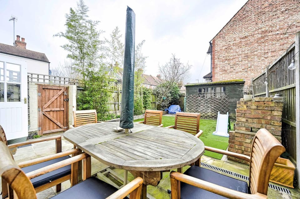 Chic House With Free Parking and Private Backyard House in Harrow