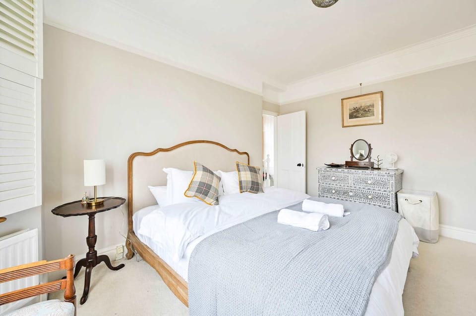 Chic House With Free Parking and Private Backyard House in Harrow