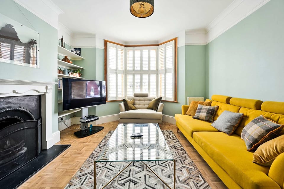 Chic House With Free Parking and Private Backyard House in Harrow