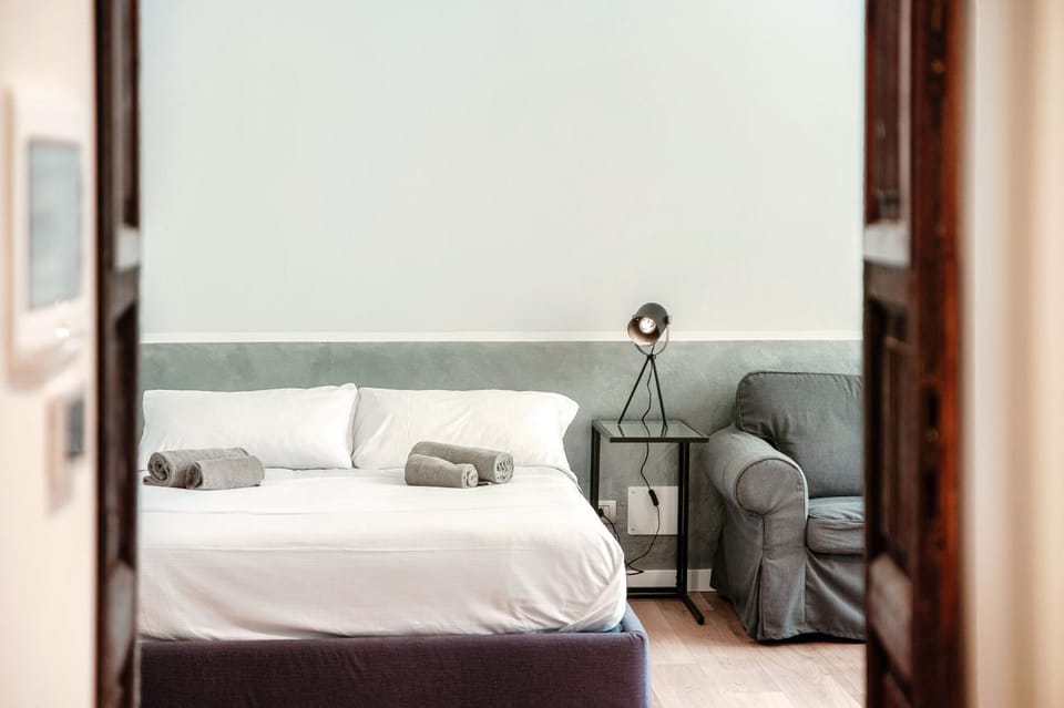 Bed, Living room, Photo of the whole room, Seating area, Bedroom
