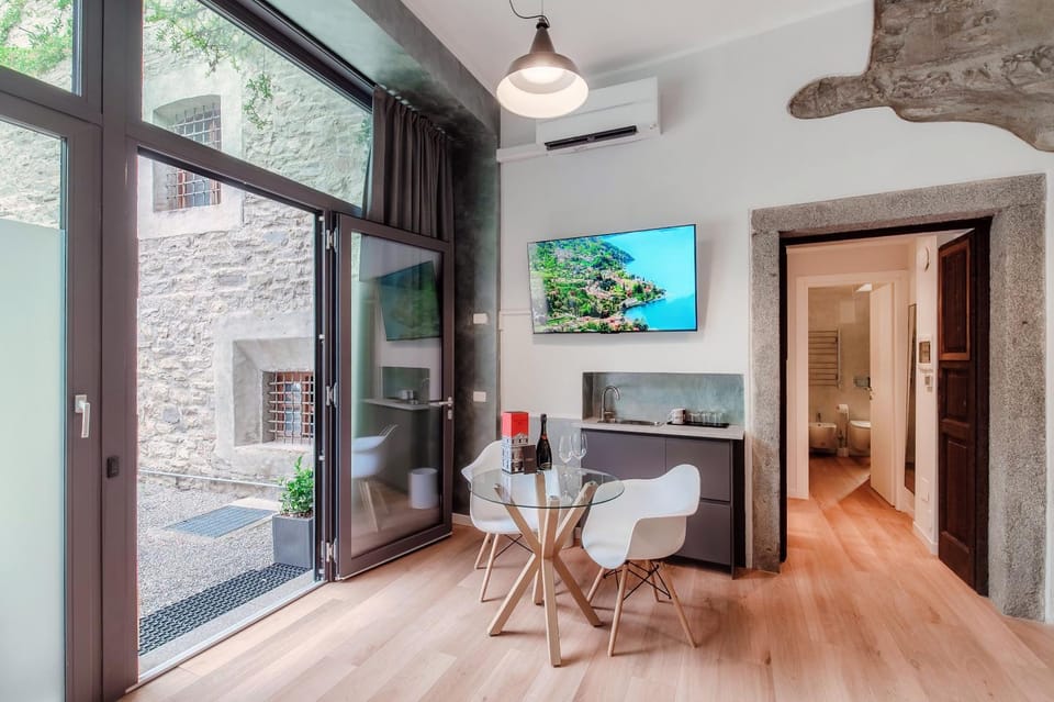 TV and multimedia, Living room, Seating area, Dining area, air conditioner
