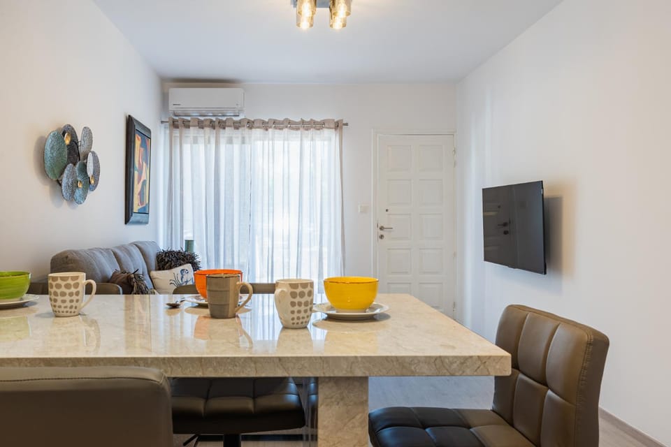 Communal lounge/ TV room, TV and multimedia, Living room, Seating area, Dining area