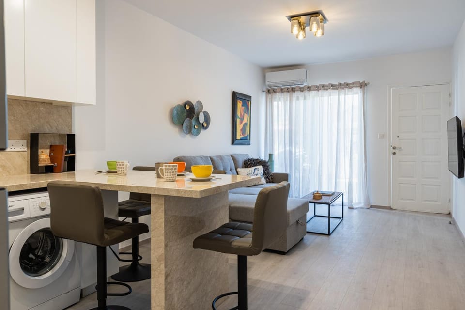 TV and multimedia, Kitchen or kitchenette, Living room, Seating area, Dining area