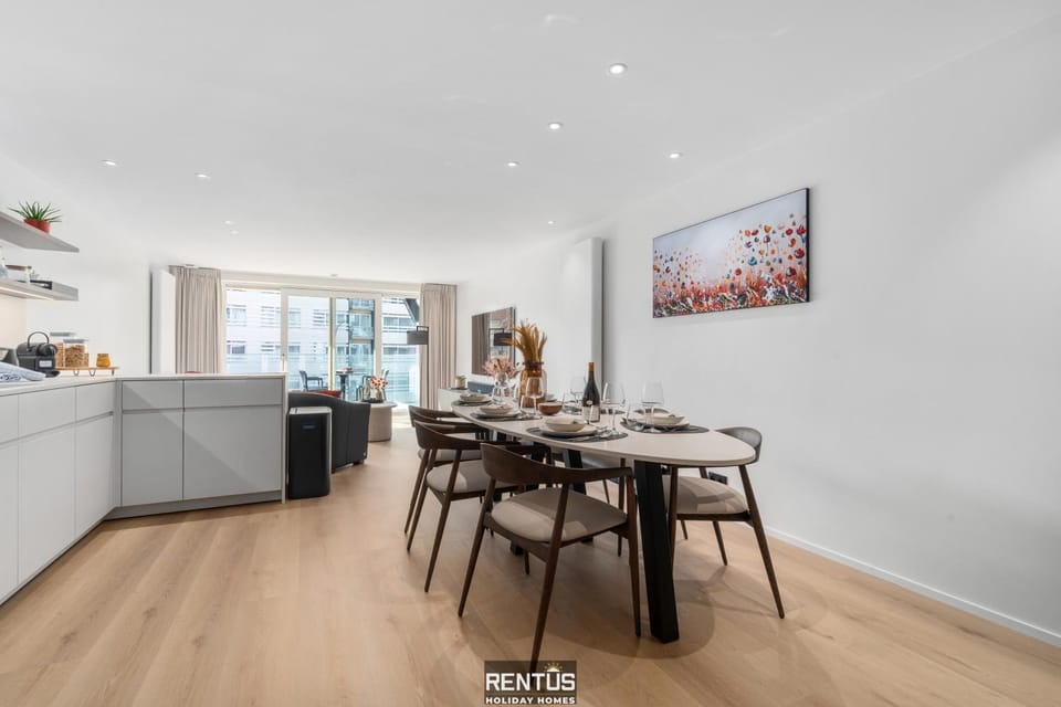 Kitchen or kitchenette, Living room, Seating area, Dining area