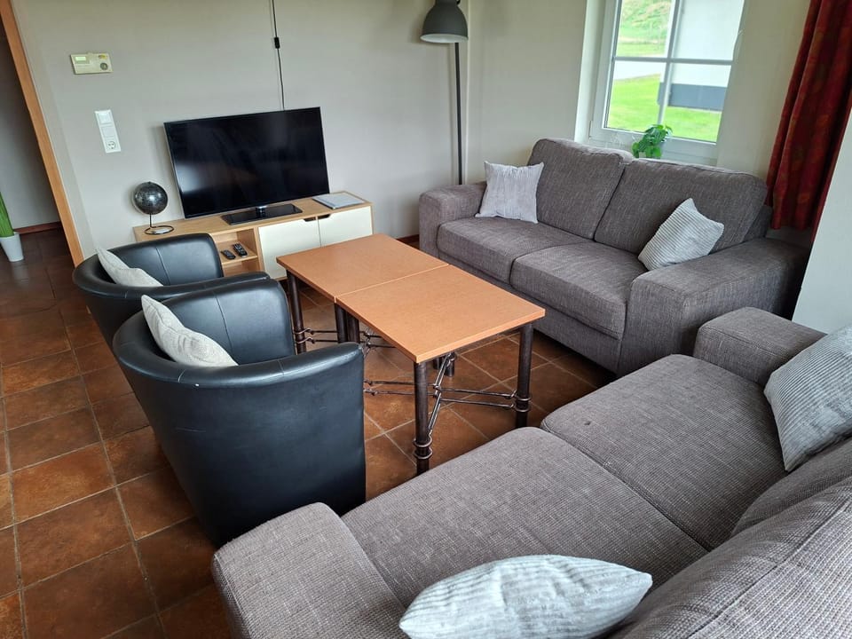 Communal lounge/ TV room, TV and multimedia, Living room, Seating area, Evening entertainment