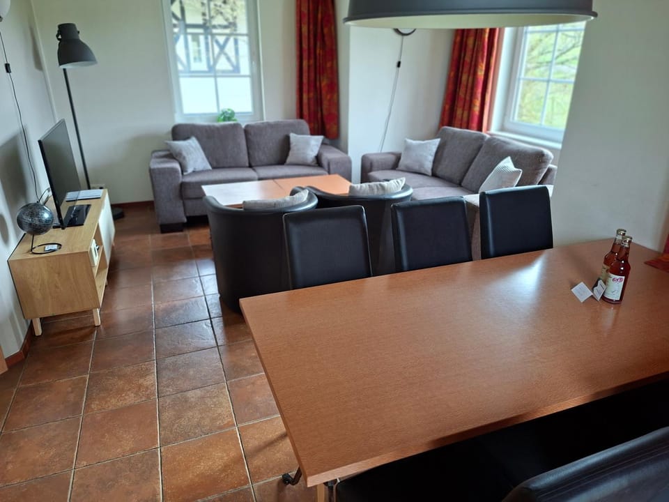 TV and multimedia, Living room, Seating area, Dining area