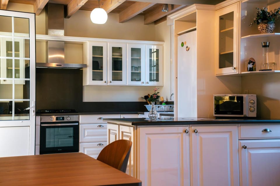 Kitchen or kitchenette, dishwasher, oven