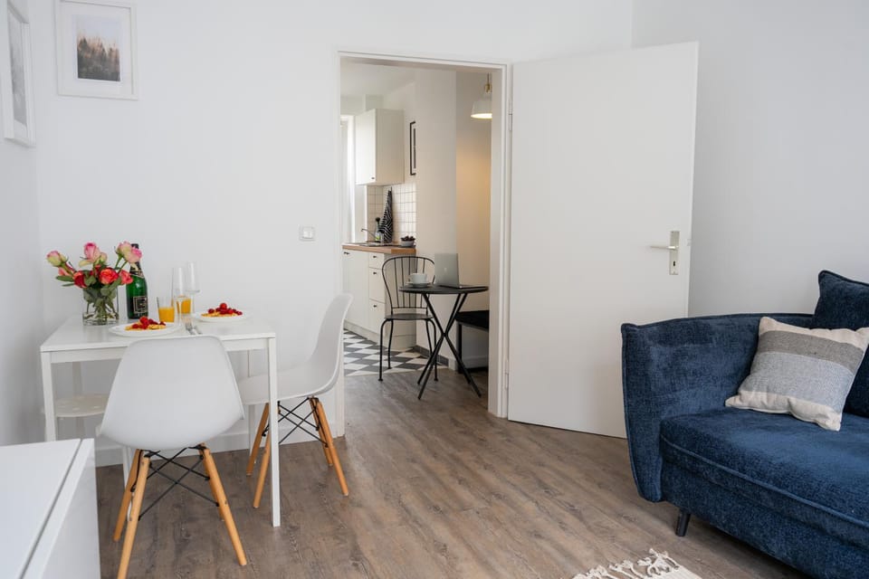 Kitchen or kitchenette, Living room, Seating area, Dining area