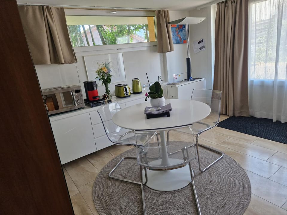 Seating area, Dining area, Garden view