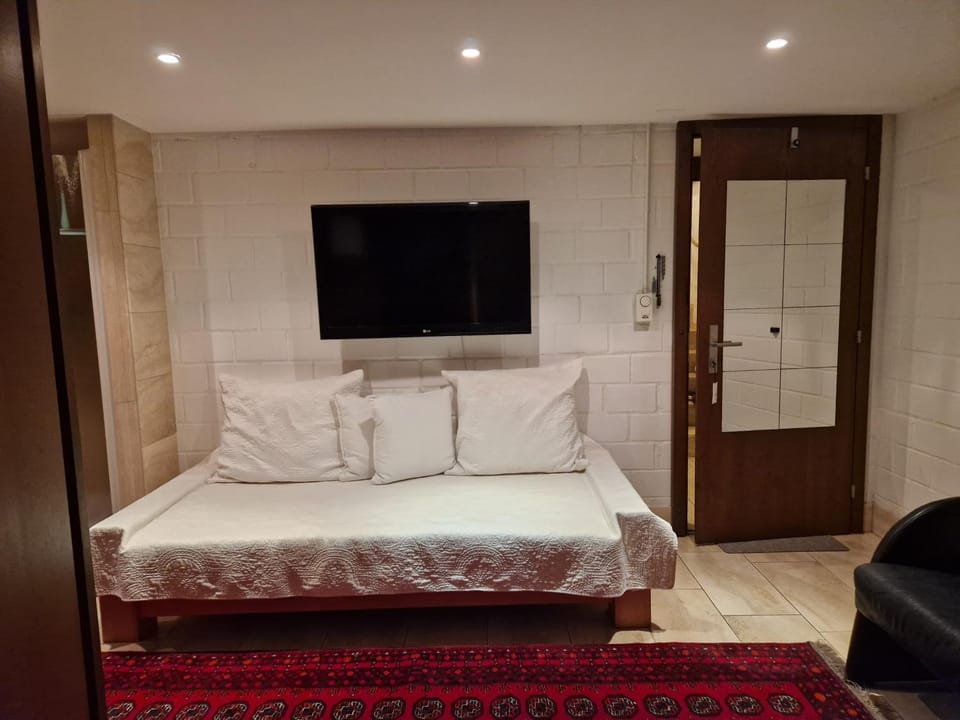 Bed, TV and multimedia, Seating area, cot