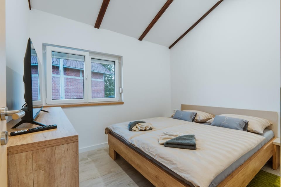 Bed, TV and multimedia, Bedroom