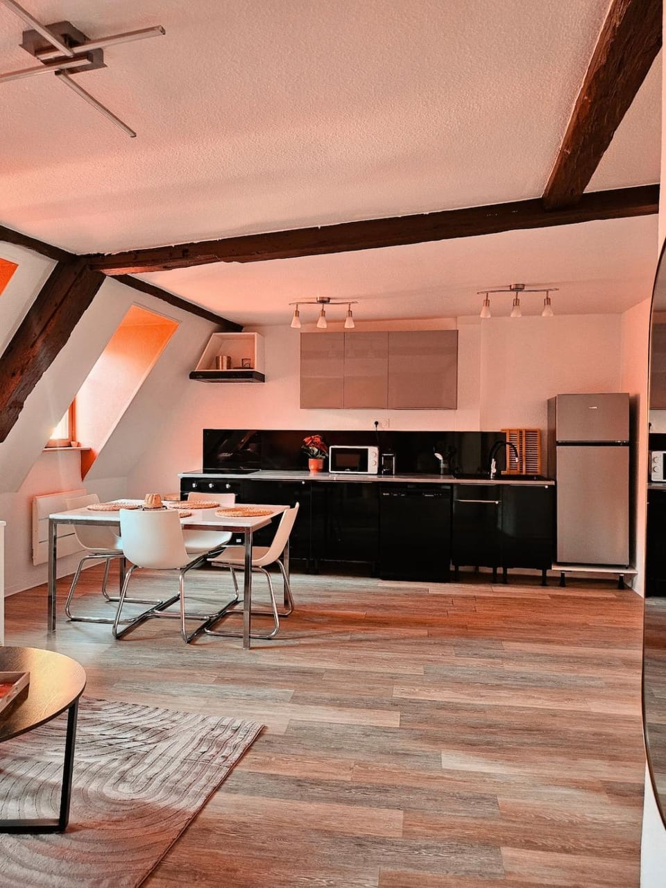 Kitchen or kitchenette, Seating area, Dining area, stove