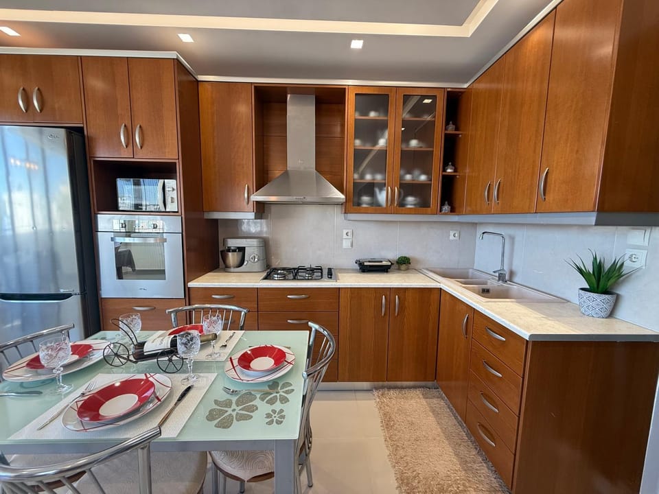 Kitchen or kitchenette, Dining area, oven, toaster
