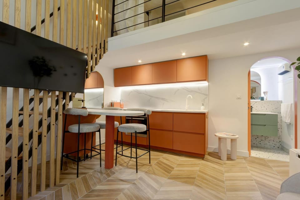 Kitchen or kitchenette, Seating area, Dining area