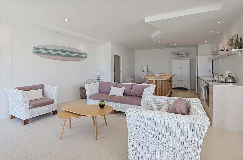 Kitchen or kitchenette, Living room, Seating area, oven