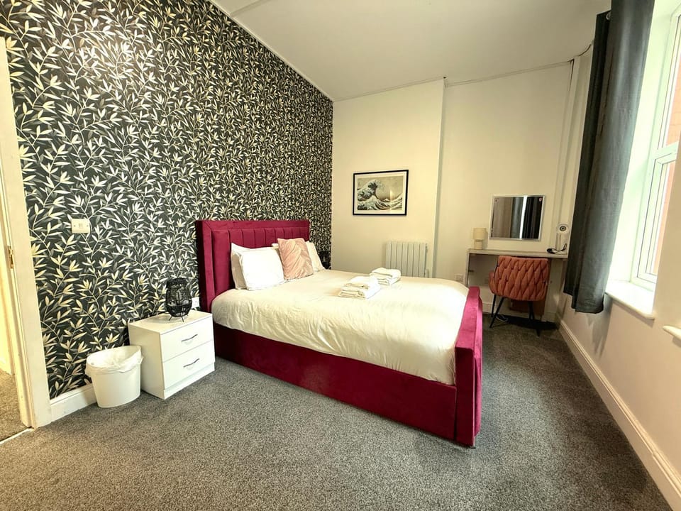 Photo of the whole room, Bedroom