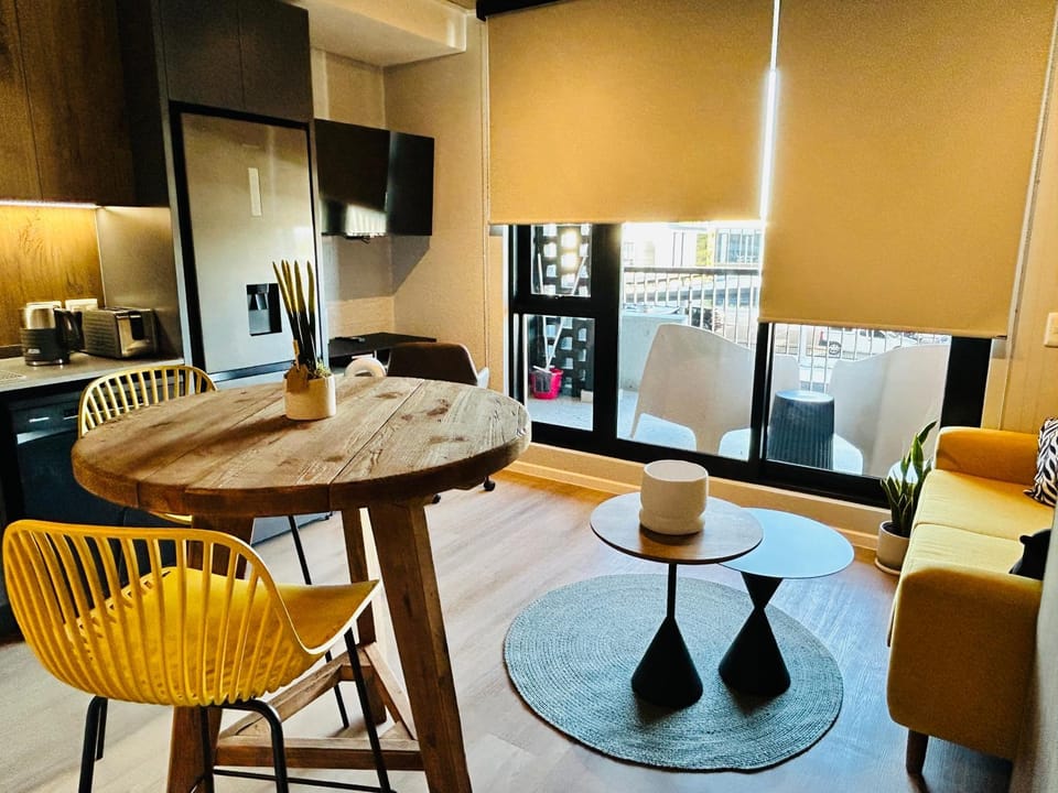 Kitchen or kitchenette, Seating area, Dining area