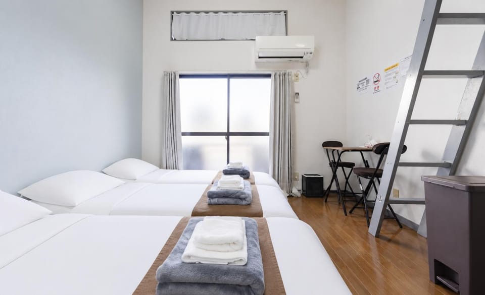 Bed, Living room, Bedroom, towels, air conditioner