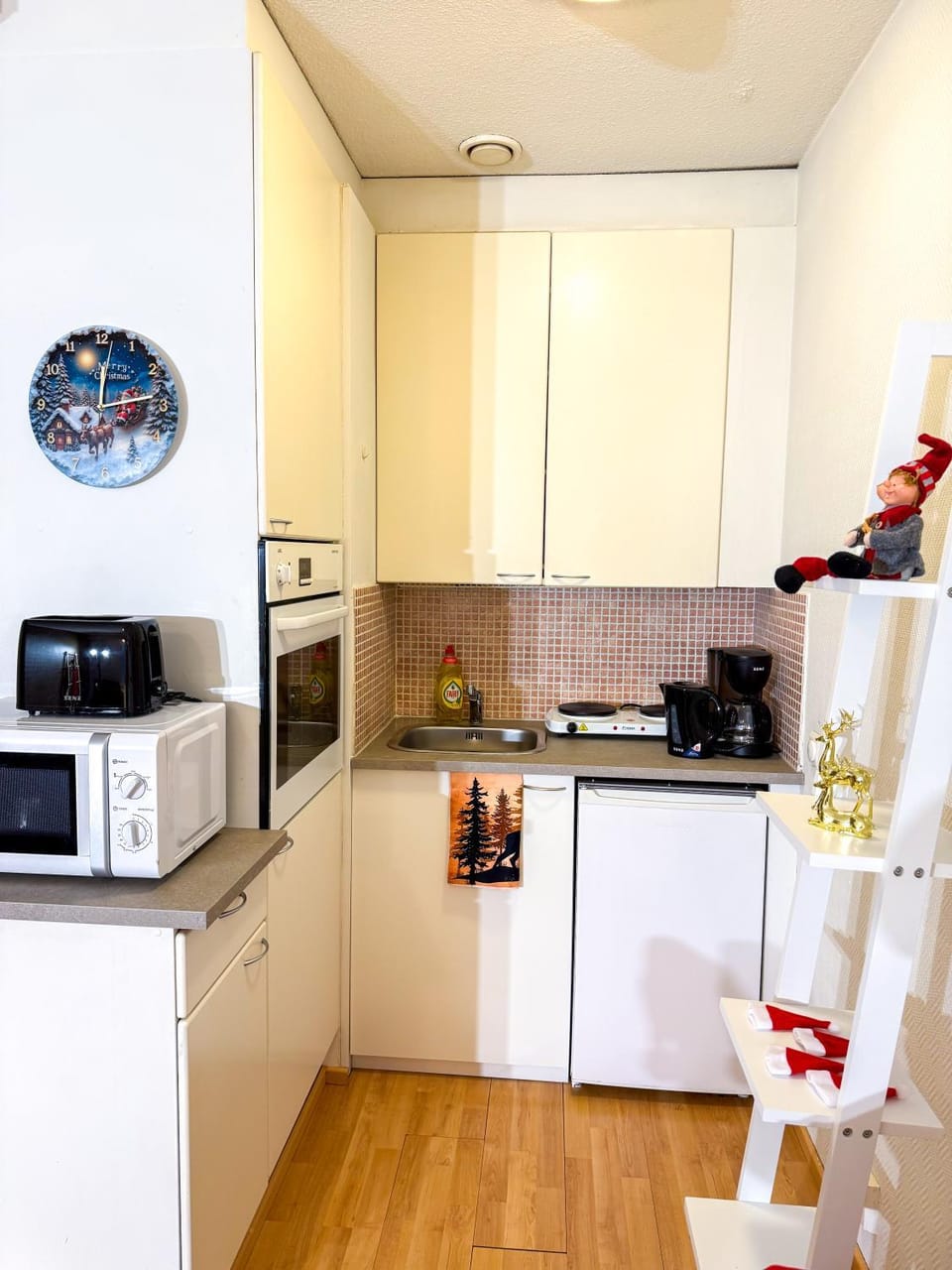 Coffee/tea facilities, Kitchen or kitchenette, oven, stove, toaster
