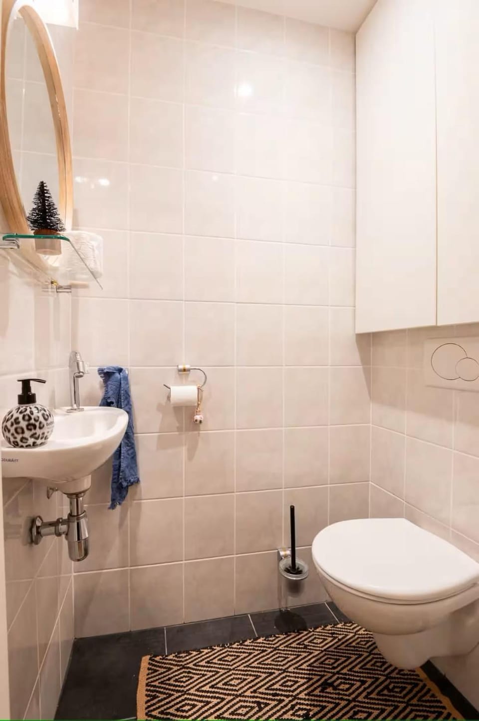 Toilet, towels