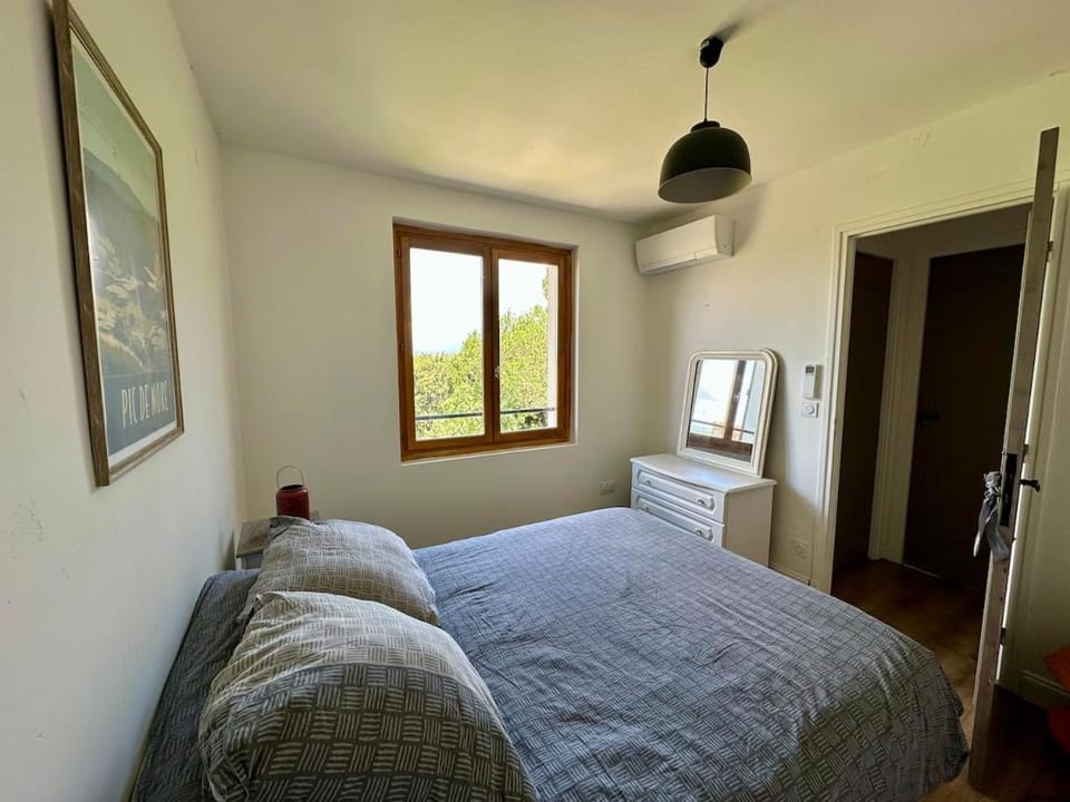 Bed, Photo of the whole room, Bedroom, air conditioner