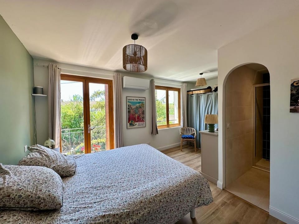 Photo of the whole room, Bedroom