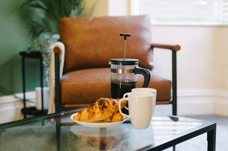 Coffee/tea facilities, Living room, Food and drinks, Seating area, Breakfast