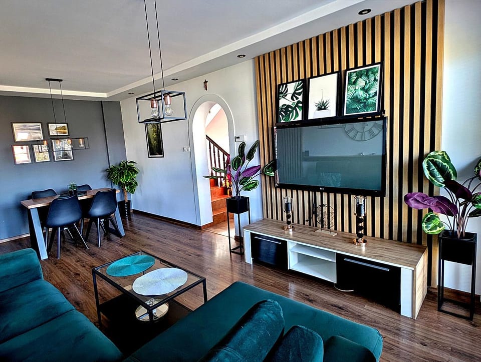 Communal lounge/ TV room, TV and multimedia, Living room, Seating area, Evening entertainment