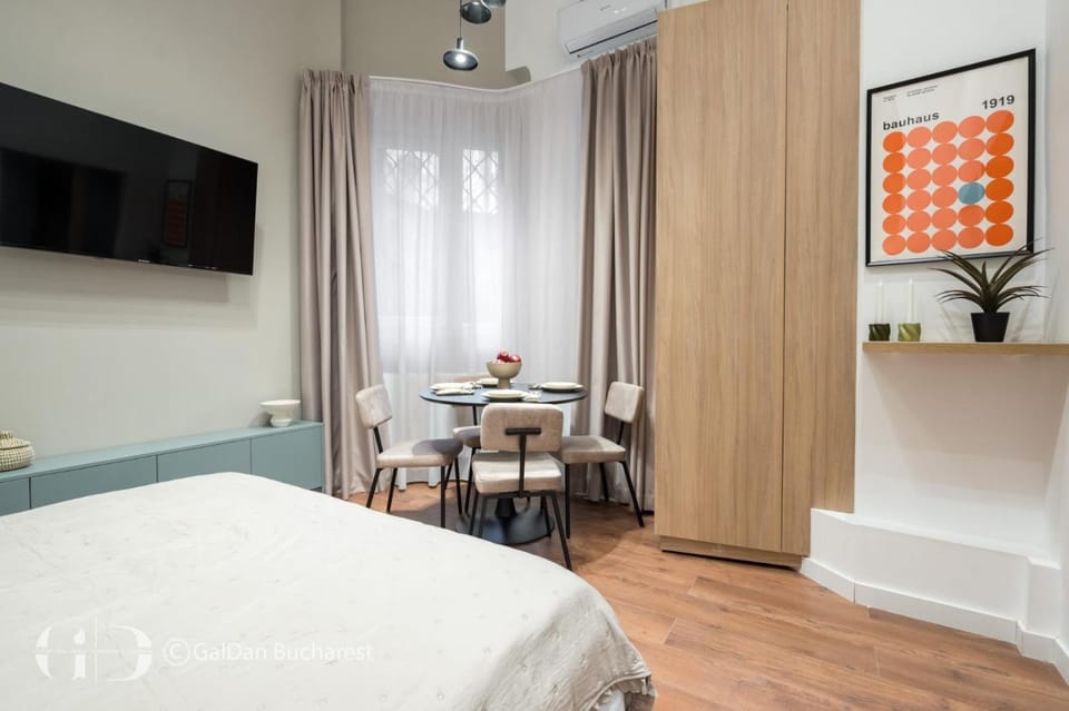 Bed, TV and multimedia, Living room, Seating area, Dining area, Bedroom