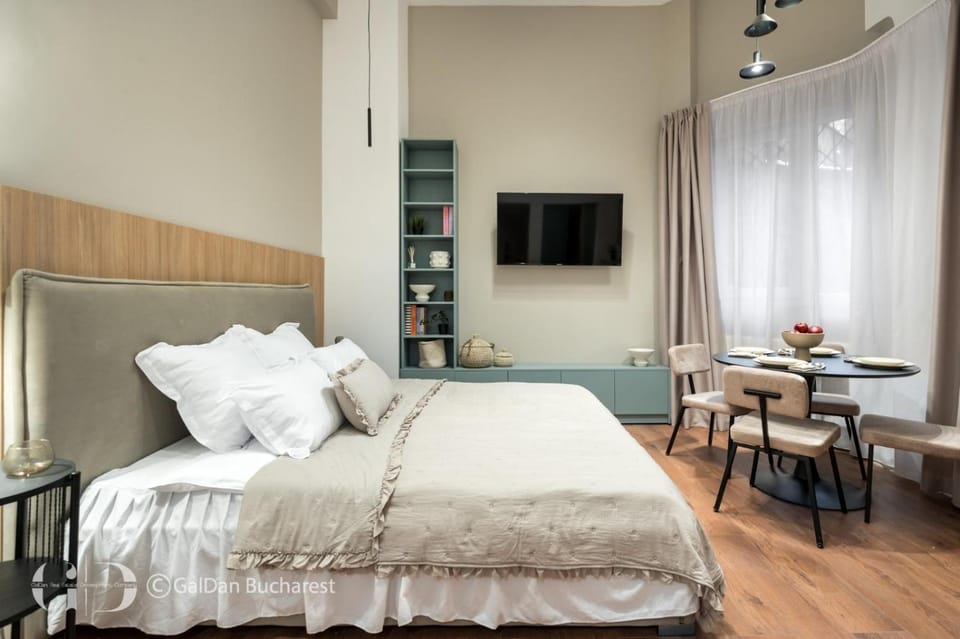 Bed, TV and multimedia, Photo of the whole room, Seating area, Bedroom
