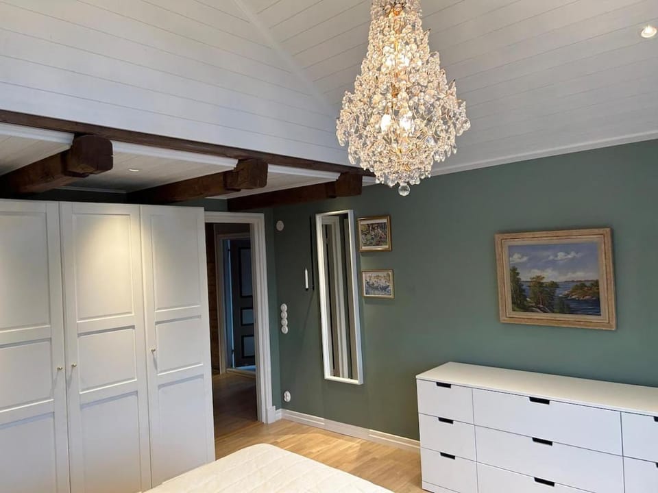 Photo of the whole room, Bedroom, wardrobe